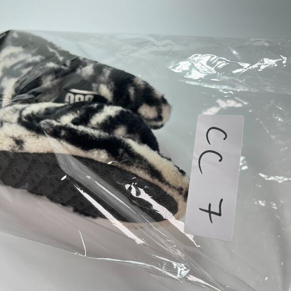 UGG Fluff Yeah Black White Marble Slip On Comfort Slide Sandals Youth Size 5 - Picture 10 of 10